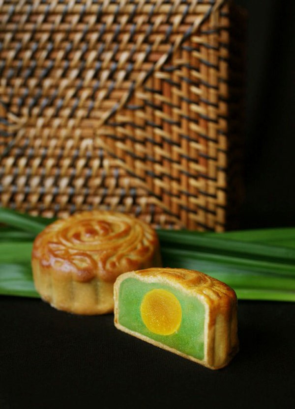 Mùa Trung thu năm nay, khách sạn Hilton Hà Nội Opera chính thức giới thiệu bộ sản phẩm bánh Trung thu 2012 với quầy bán bánh phục vụ tại sảnh khách sạn từ ngày 27/8/2012.